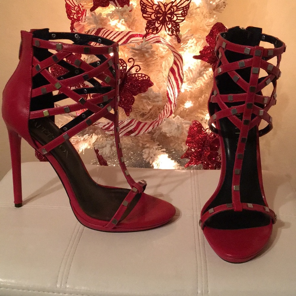 Price⬇️$25➡️$15 Paper Fox Caged Sandals 👠